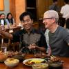 CEO Apple, Tim Cook, nikmati sate ayam di Jakarta sebelum bertemu dengan Jokowi