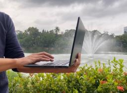 Sharp hadirkan laptop teringan di dunia ke Indonesia
