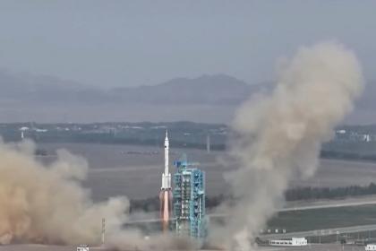 China bawa astronot sipil pada peluncuran luar angkasa terbarunya