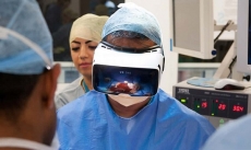 Menyaksikan video bedah otak lewat virtual reality