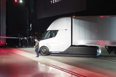 Tesla Semi siap merusak dominasi truk diesel