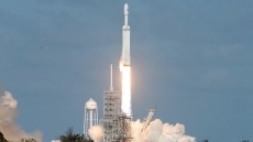 Falcon Heavy sukses meluncur ke luar angkasa