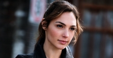 Jadi Brand Ambassador Huawei, Gal Gadot kecolongan pakai iPhone