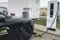 Stasiun pengisian FastCharge ungguli Supercharger milik Tesla