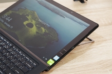 Acer Switch 7 Black Edition mirip mobil sport convertible