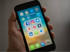 Kemenkominfo batasi layanan media sosial dan aplikasi chatting