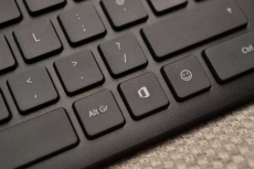 Microsoft punya keyboard dengan tombol emoji