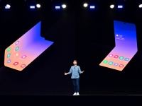 Samsung pamerkan desain ponsel lipat baru