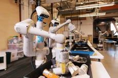 Robot Alphabet bisa pilih sampah daur ulang