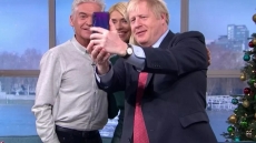 PM Inggris ketahuan selfie pakai Huawei P20