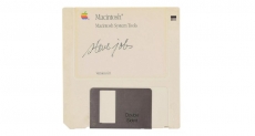 Floppy Disk bertandatangan Steve Jobs terjual Rp1,1 miliar