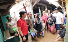 Indosat Ooredoo dan XL Axiata salurkan bantuan bagi korban banjir