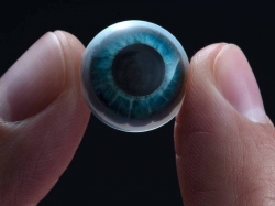 Lupakan kacamata AR, Mojo Vision kembangkan kontak lensa AR