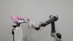 Selain kuat, robot ini bisa tuang air dan main piano