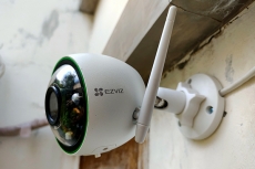 Review Ezviz C3N, kamera outdoor ini bisa bikin maling minder