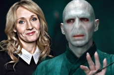 Pemeran Voldemort bela JK. Rowling soal pernyataan transfobia