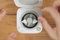 Unik, miniatur mesin cuci ini bisa bersihkan earbud