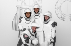 Isaacman pamer kostum astronot SpaceX untuk misi Inspiration4 