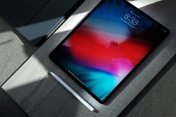 iPad dengan layar OLED 10,9 inci akan meluncur pada 2022