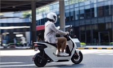 Honda rilis skuter listrik yang bisa melaju hingga 53 km/jam