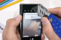 Uji ketahanan Galaxy Z Fold3, tidak patah saat ditekuk paksa
