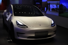 Tesla jual mobil listrik tanpa port USB akibat kekurangan chip