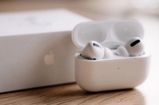 Apple patenkan layar iPhone & iPad yang bisa isi daya AirPods