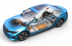 Mobil listrik baru BMW bisa jalan hingga 526 km sekali isi baterai