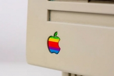 Ide tak terduga di balik desain logo ikonik Apple