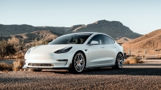 Mobil Tesla kini bisa deteksi jalan rusak untuk adaptasi suspensi