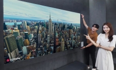 LG pamerkan TV OLED 97 inci yang bisa keluarkan suara 5.1-channel dari layarnya