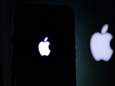 Apple minta Samsung dan LG garap panel OLED hybrid untuk seri iPhone lipat