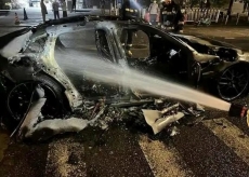 Viral di internet, mobil listrik Porsche terbakar di Tiongkok