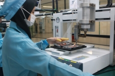 Melihat produksi OPPO A77s di pabrik OPPO Manufacturing Indonesia