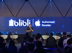 Blibli lakukan penjualan perdana iPhone 14, pelanggan pertama dilayani CEO Blibli