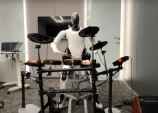 Robot Xiaomi CyberOne unjuk kebolehan saat main drum