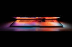 MacBook Pro 2025 akhirnya bakal hadir dengan layar sentuh