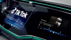 Penumpang Mercedes-Benz bisa main TikTok di layar mobil