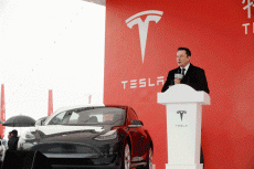 Elon Musk ingin buka kode OS Tesla untuk produsen mobil lain