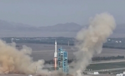 China bawa astronot sipil pada peluncuran luar angkasa terbarunya