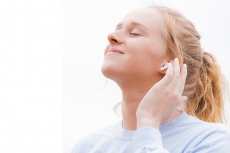 Fitur baru AirPods bisa tes pendengaran & suhu tubuh pengguna