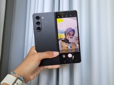 Selfie di Galaxy Z Fold5 bisa pakai kamera belakang? Begini caranya