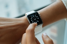 CEO Apple Tim Cook kirim email ke dua pengguna Apple Watch yang berbagi kisah penyelamatan nyawa