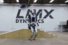 Video robot humanoid LimX, bisa naiki tangga secara otomatis 