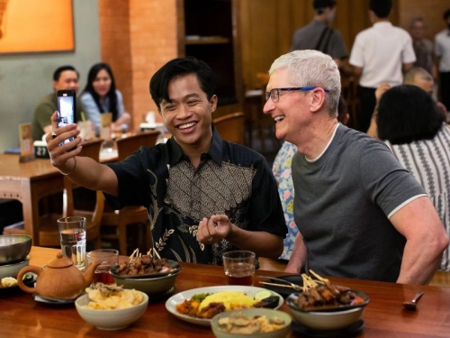 CEO Apple, Tim Cook, nikmati sate ayam di Jakarta sebelum bertemu dengan Jokowi