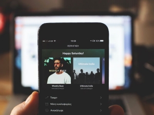 Spotify akan batasi akses lirik bagi pengguna non-premium