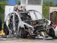 Tesla Model Y hangus terbakar saat sedang isi baterai