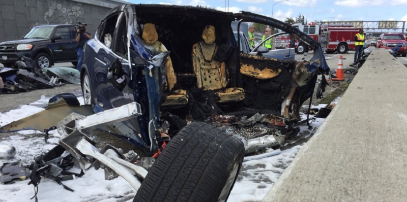 Kecelakaan beruntun mobil Tesla akibat kesalahan sopir