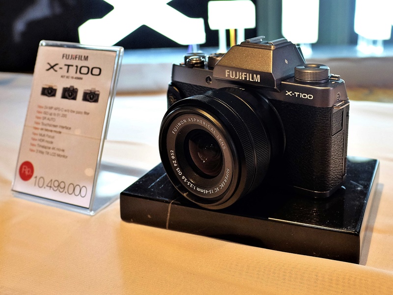 Mirrorless Fujifilm X-T100 meluncur