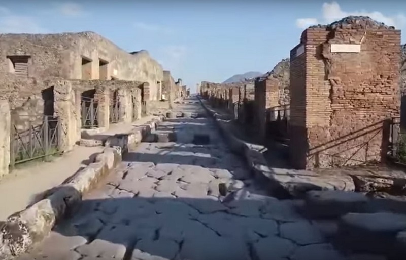 Melihat kota kuno Pompeii dari drone